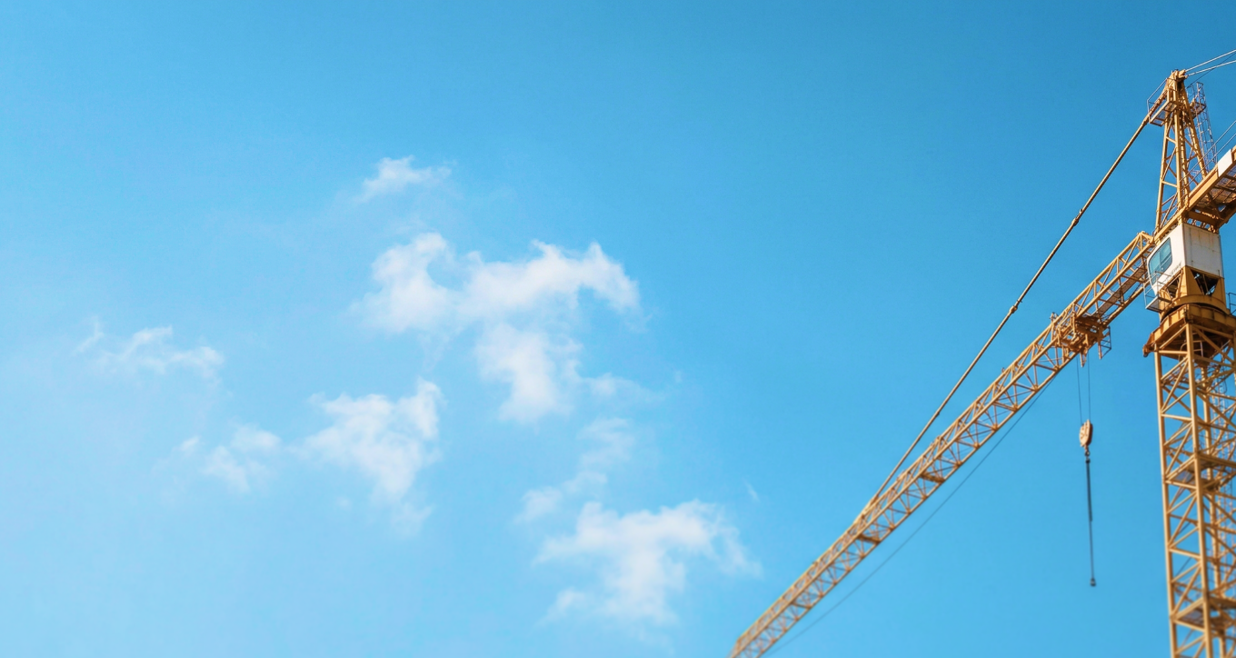 Grue de chantier sous un ciel bleu