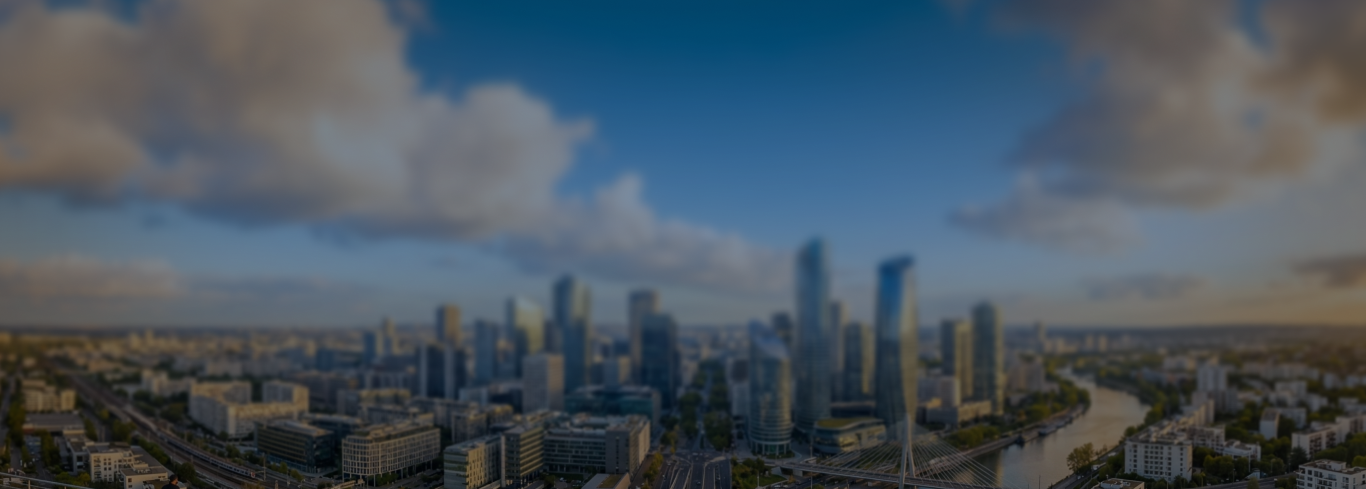 Quartier urbain avec tours et ciel nuageux